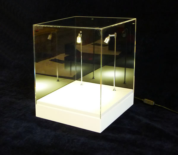 base con teca in plexiglass e illuminazione con faretti